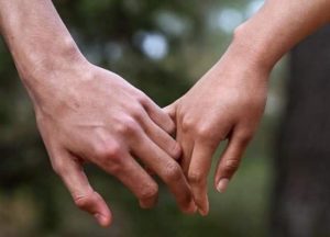 قل لي كيف تمسك بيد الشريك لأخبرك بتفاصيل علاقتكما أخبار الدنيا